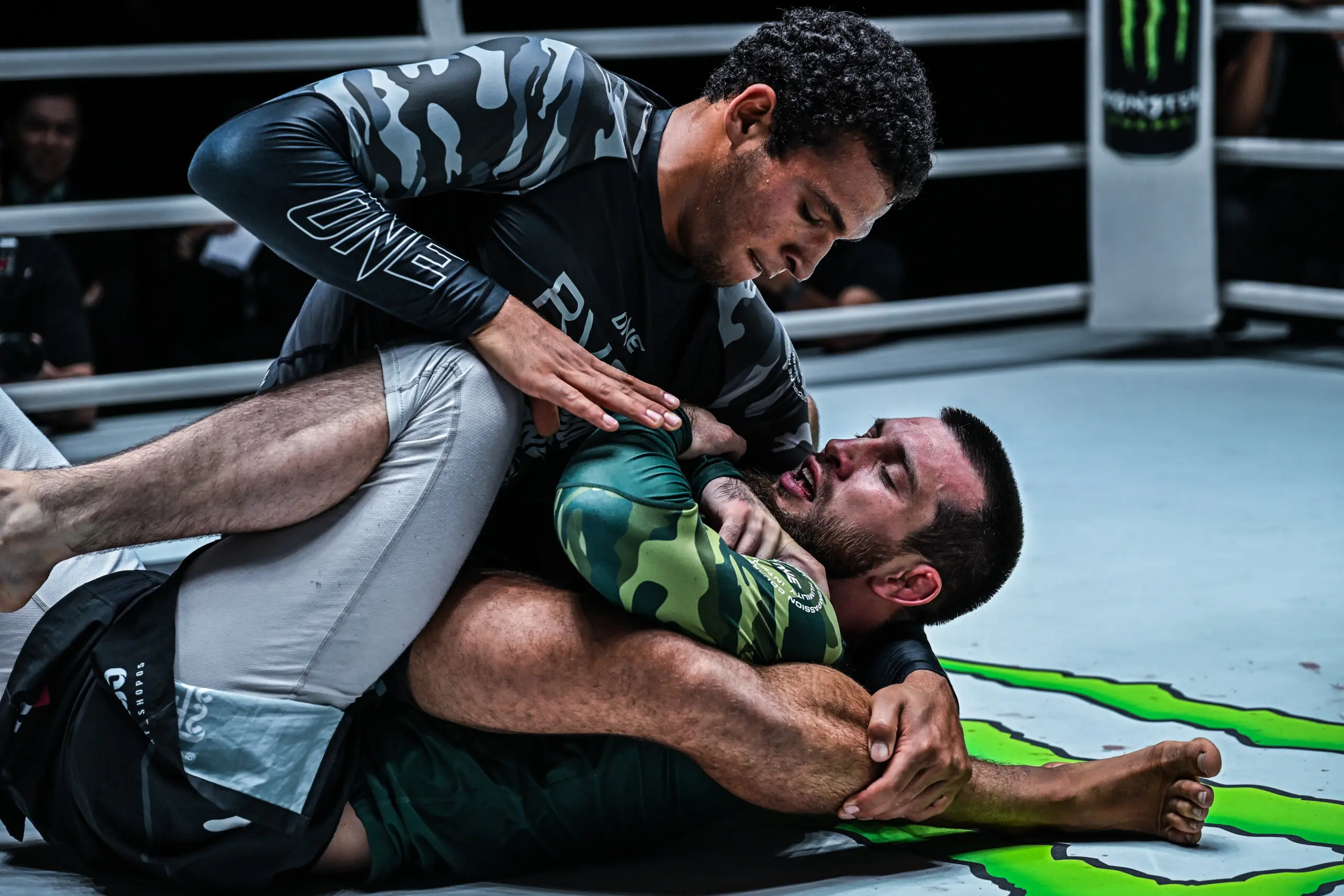 jiu jitsu match between tye ruotolo and magomed abdulkadirov
