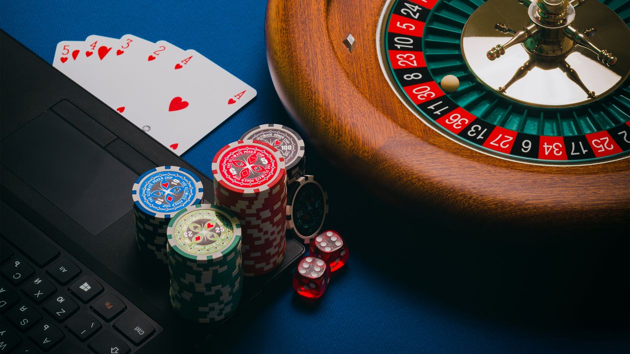 Roulette wheel and chips on a casino table, illustrating a live roulette session